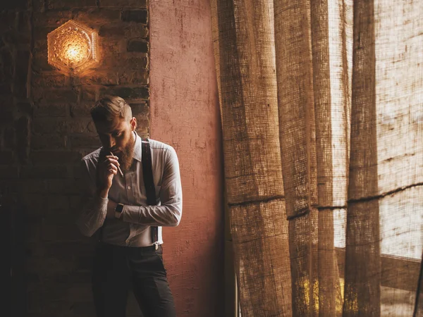 Yakışıklı dalgın adam ciddi bir karar oluyor