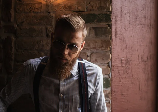 Joven empresario fresco con barba y gafas — Foto de Stock