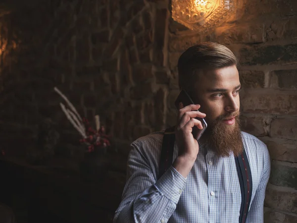 Attraktiv ung affärsman kommunicerar på telefon — Stockfoto