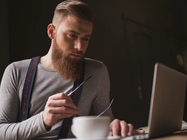 Attrayant gars à l'ancienne avec la technologie moderne — Photo