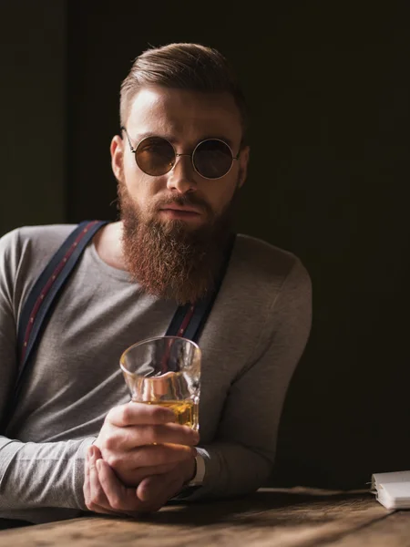 Knappe jonge hipster is genieten van alcohol drinken — Stockfoto