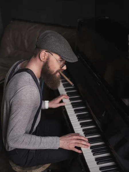 Abile pianista maschile sta creando meravigliosa melodia — Foto Stock