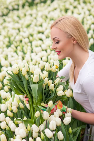 Hermosa floristería femenina está arreglando flores de primavera — Foto de Stock