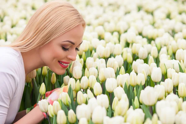 Linda joven dama está trabajando en el jardín de flores — Foto de Stock