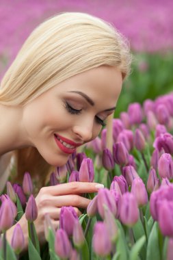 Çekici genç bayan bir bitki Kreş