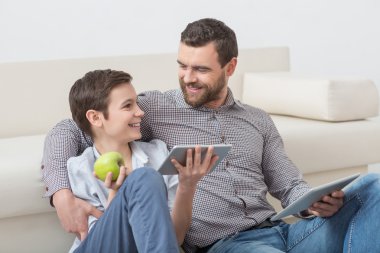 Sevimli ebeveyn ve çocuk gadget'lar ile eğlenceli