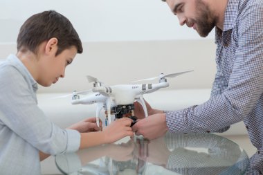 Modern gadget ile neşeli baba ve çocuk