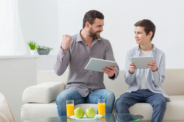 Famiglia allegra sta giocando giochi per computer insieme — Foto Stock