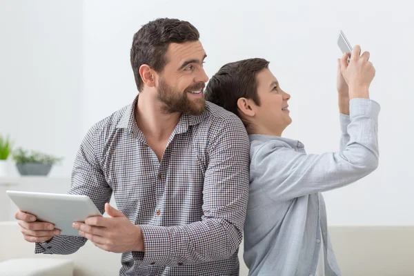 Famiglia amichevole è trascorrere del tempo insieme — Foto Stock