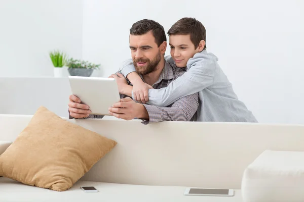 Genitore allegro e adolescente sono divertenti a casa — Foto Stock