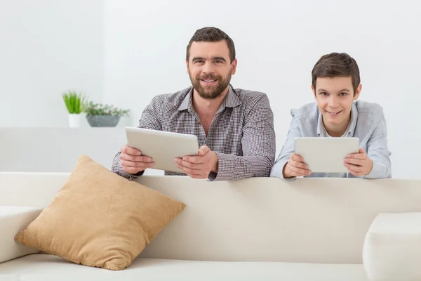 Familia bastante amigable juega con juguetes modernos —  Fotos de Stock