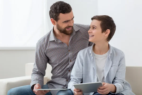 Vrolijke ouder en kind spelen met gadgets — Stockfoto