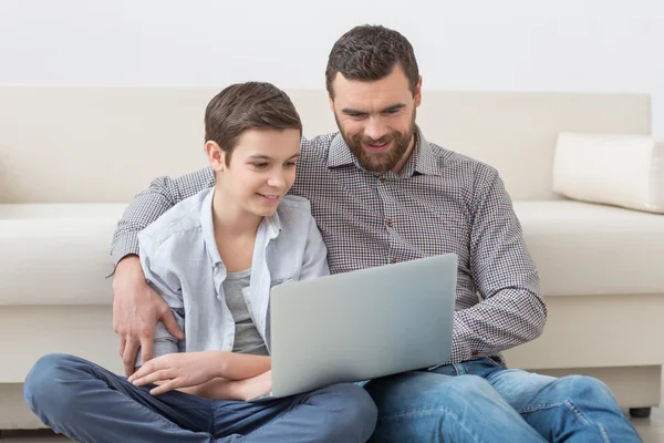 Famiglia allegra amichevole sta utilizzando la tecnologia moderna — Foto Stock