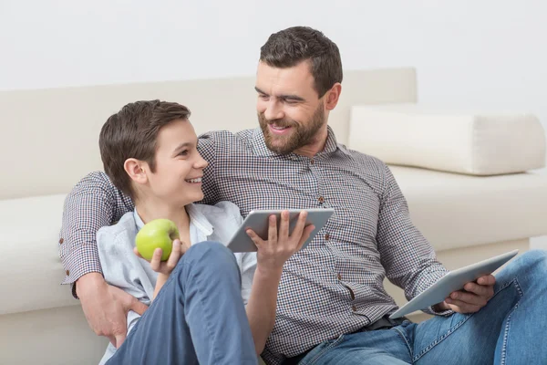 Genitore carino e bambino sono divertenti con gadget — Foto Stock