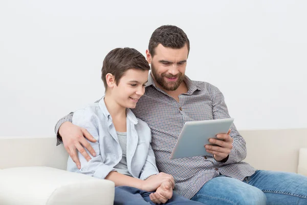 Famiglia piuttosto amichevole sta passando del tempo insieme — Foto Stock