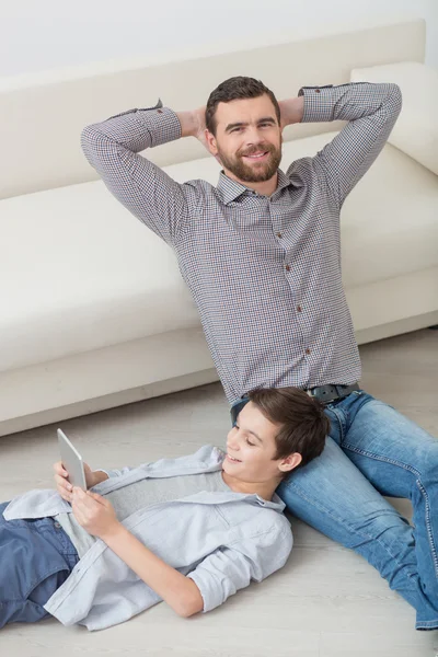 Genitore allegro e bambino stanno riposando a casa — Foto Stock