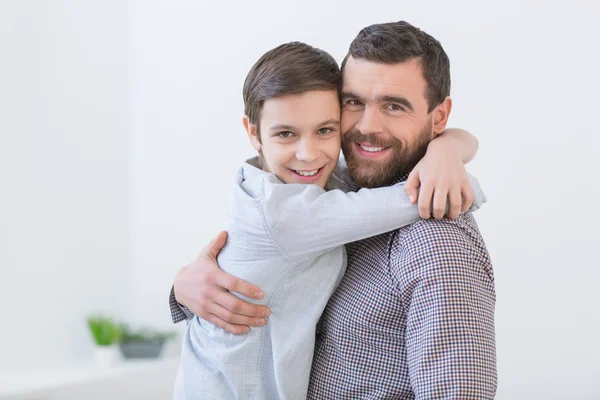 Alegre pai e filho estão abraçando adorável — Fotografia de Stock