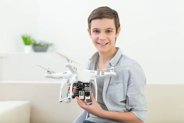 Bonito menino masculino está brincando com brinquedo moderno — Fotografia de Stock