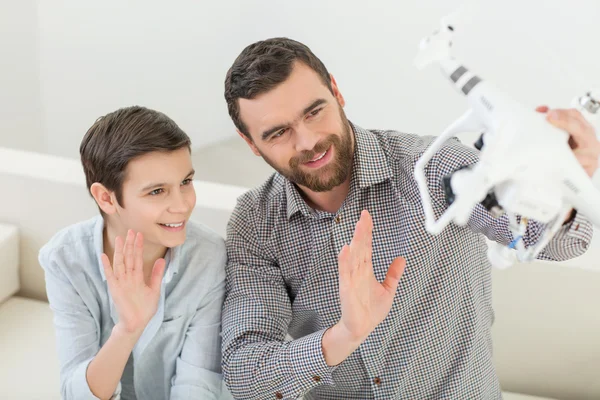 Família bonita está brincando com um pequeno drone — Fotografia de Stock