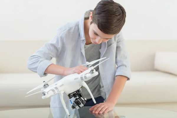 Bella adolescente maschio sta usando un drone — Foto Stock
