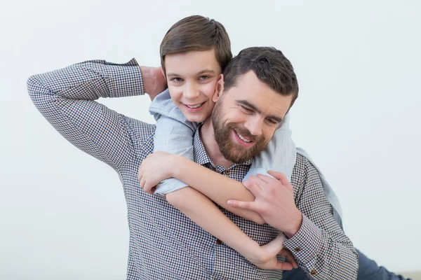 Una familia muy amigable está pasando tiempo juntos. — Foto de Stock