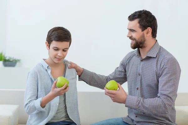 Pai bonito está ensinando seu filho estilo de vida saudável — Fotografia de Stock