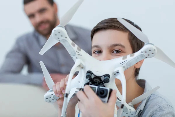 Nagyon barátságos család játszik a drone — Stock Fotó