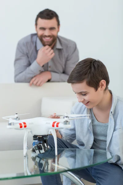 Pai e filho alegres com um drone — Fotografia de Stock