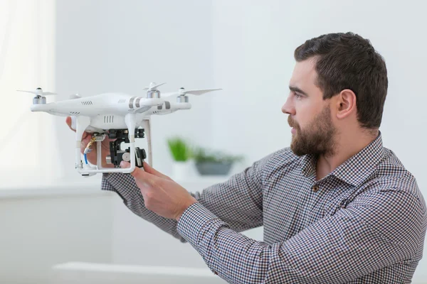 Jóképű fiatal fickó működik a drone — Stock Fotó