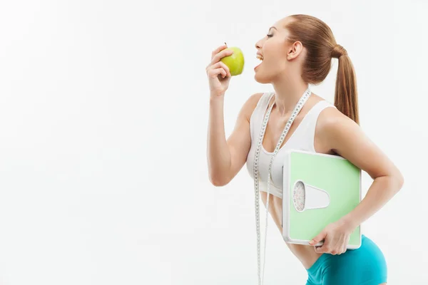 Mooie vrouwelijke atleet met fruit en balans — Stockfoto