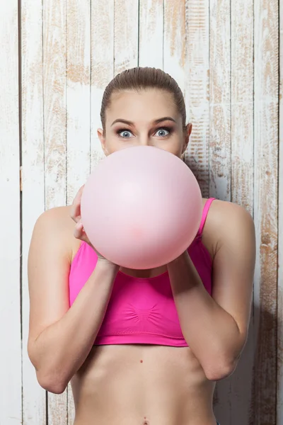 Attraente giovane donna sta facendo saltare in aria la palla — Foto Stock