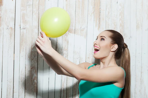 Carino donna magra sta esprimendo la sua felicità — Foto Stock