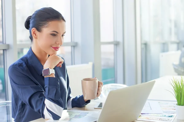 Atractiva joven empresaria está disfrutando del té caliente — Foto de Stock