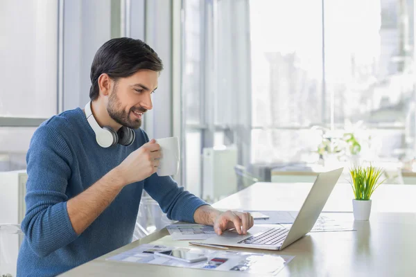 Bonito trabalhador masculino está fazendo uma pausa — Fotografia de Stock