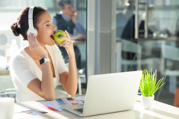 Cute young businesswoman is resting in office — Stock Photo, Image