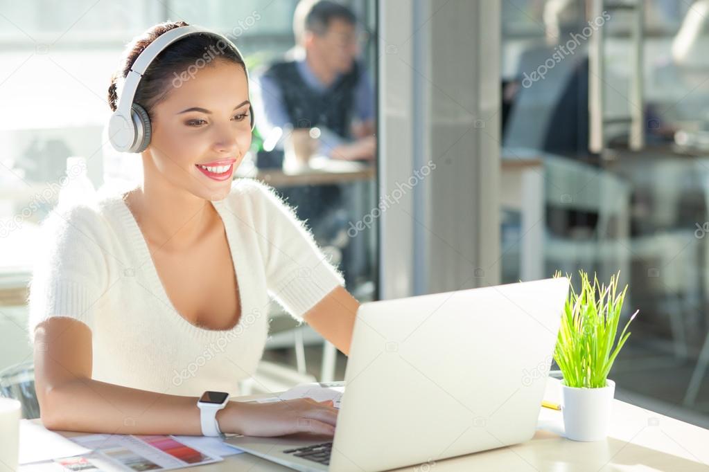 человек в наушниках. работать с музыкой. музыка для работы час. женщина в наушниках. девушка в наушниках.