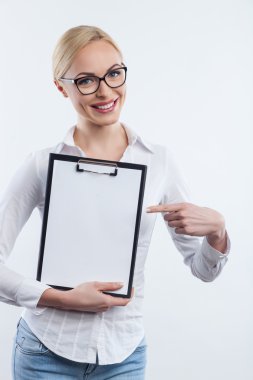 Çekici akıllı kız bir sunum yapıyor