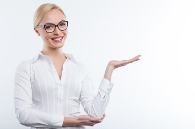 Çekici genç kadın ilginç bir şey sunuyor