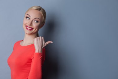 Neşeli genç kadın alay ile dedikodu