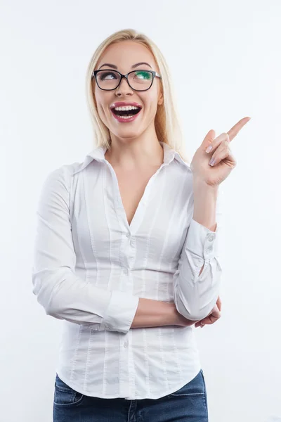 Fröhliche junge Geschäftsfrau hat eine großartige Idee — Stockfoto