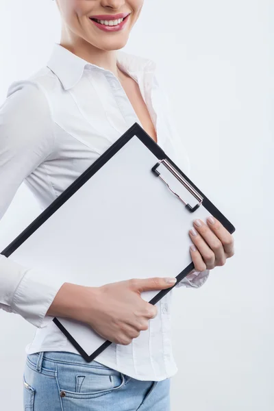 Mooie jonge zakenvrouw met de belangrijke papers — Stockfoto