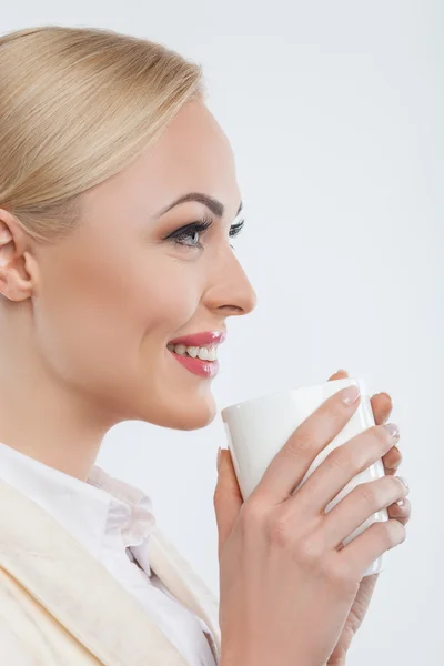 Joven empresaria alegre está disfrutando del té caliente — Foto de Stock