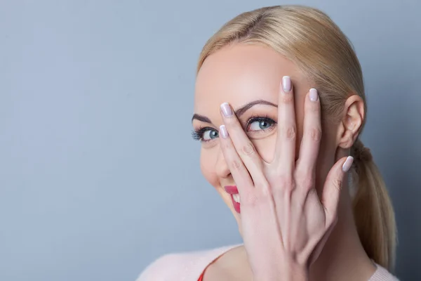 Linda joven mujer está expresando su curiosidad — Foto de Stock