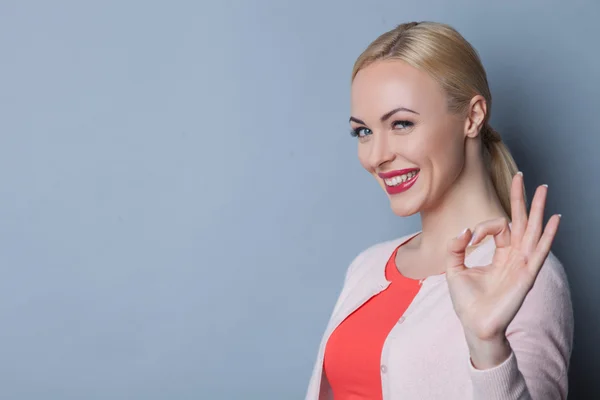 Vrolijke jonge vrouw is positief gebaren — Stockfoto