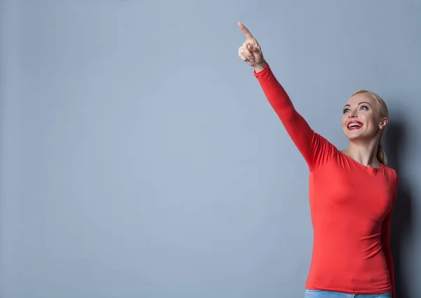 Attraktives blondes Mädchen zeigt etwas Erstaunliches — Stockfoto