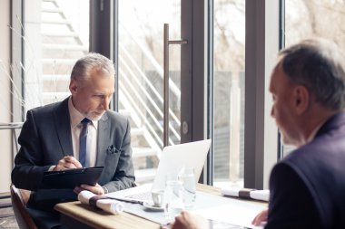 Başarılı iki işadamları restoranda müzakere vardır