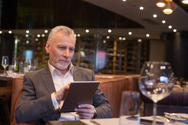 Neşeli komuta sizde becerikli alet ile dinleniyor