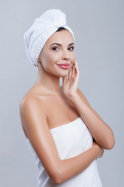 Güzel sağlıklı kız onun cilt bakım