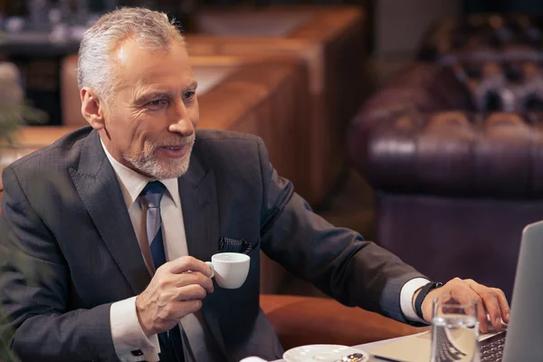Vecchio uomo d'affari di successo sta riposando nel caffè — Foto Stock