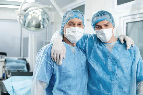 Это настоящие эксперты в области хирургии. — стоковое фото